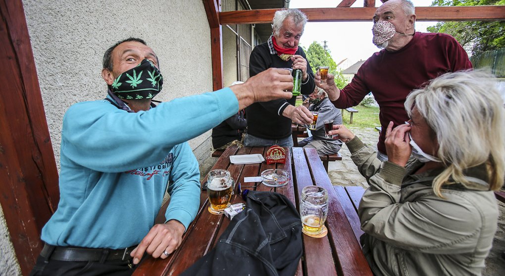 Otevřeno. Češi mohou do obchodních center i na pivo