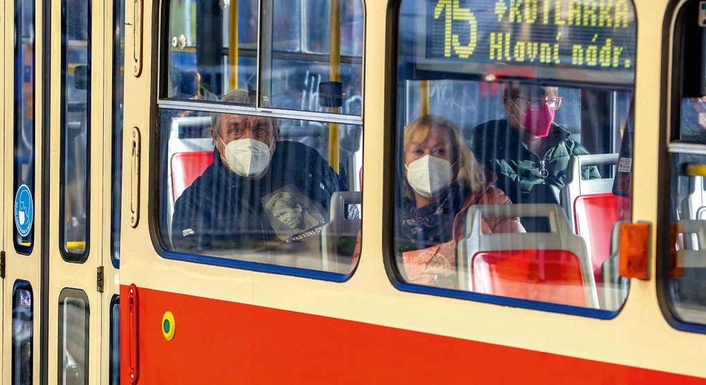 Měly by se vrátit roušky do tramvají a autobusů? Covid rozhodně nezmizel