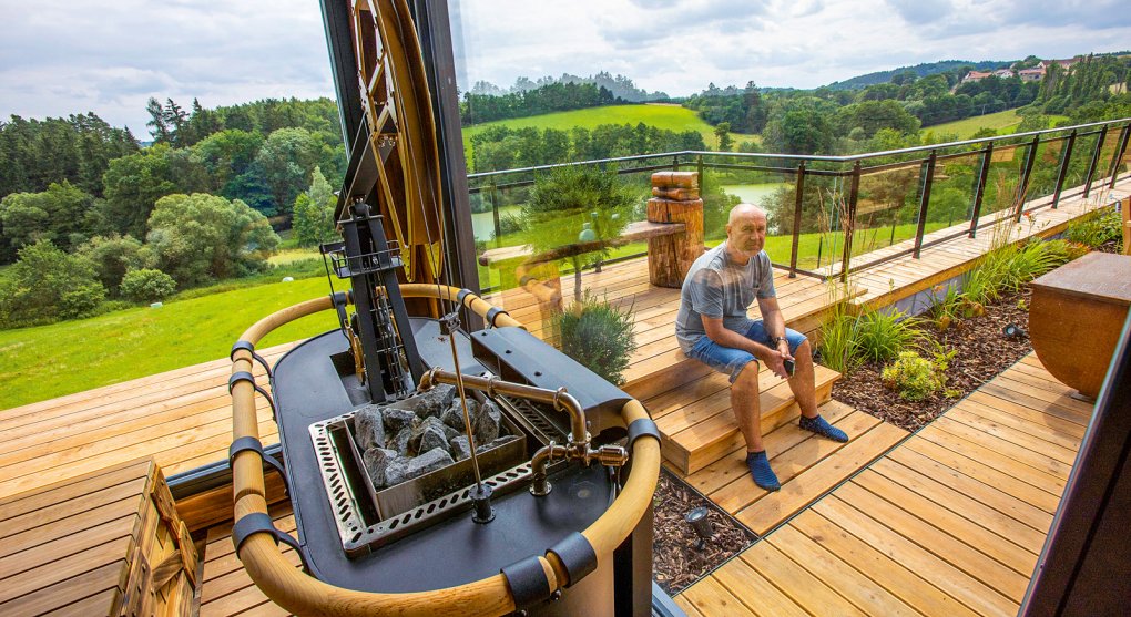 Vařeka z Ravaku se vrhl na saunování. Otevírá luxusní wellness centrum