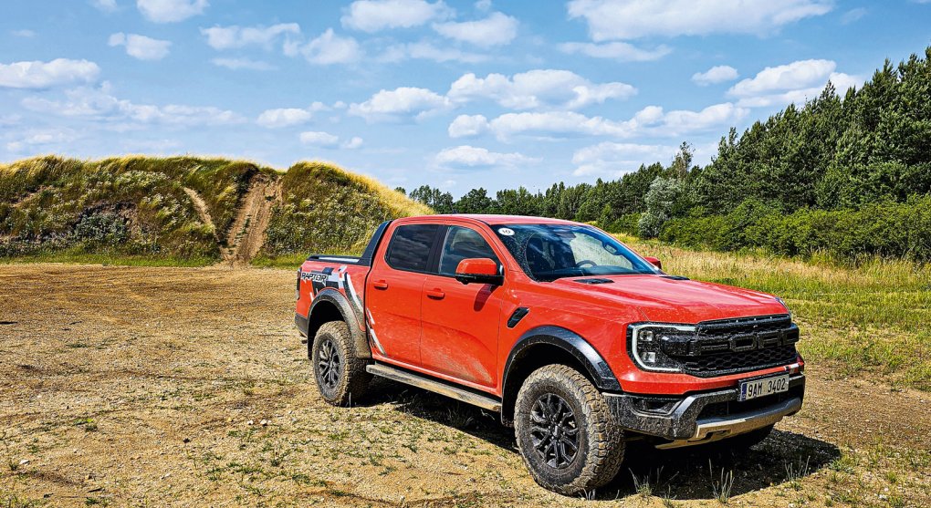 Ford Ranger Raptor: pick-up, který jezdí jako závoďák a tancuje na mokré silnici