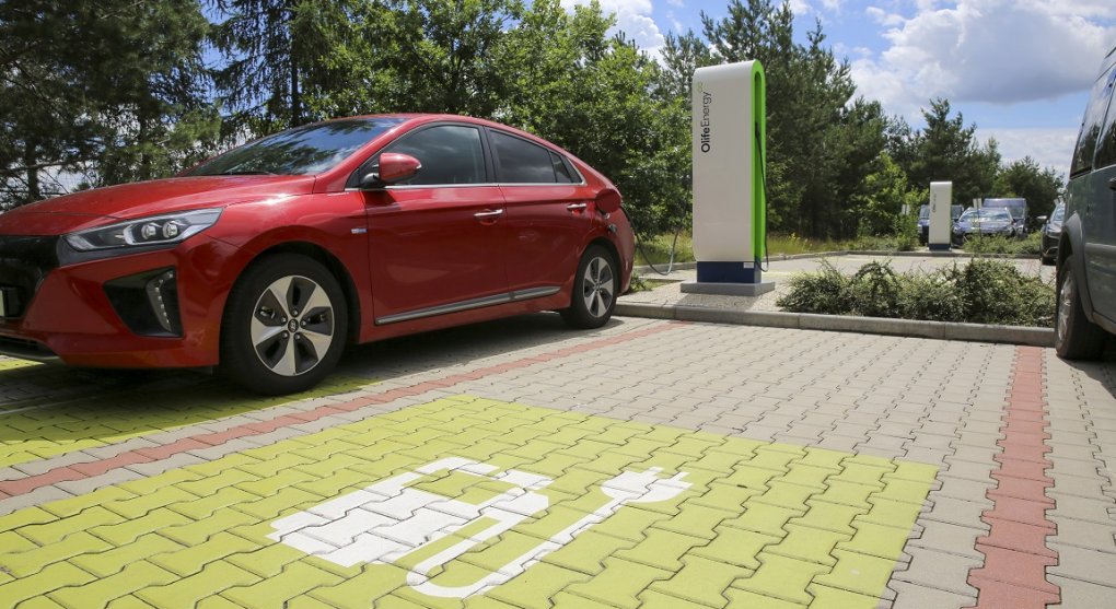 Luxus, nebo nutnost? Pět důvodů pro podporu elektromobilů