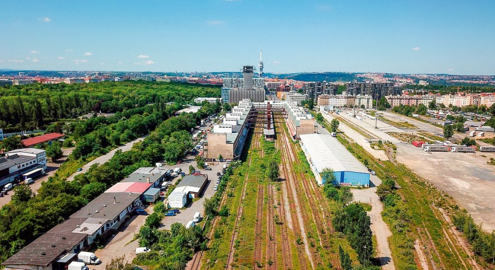 Konec pražské divočiny. Nákladové nádraží Žižkov čeká oživení