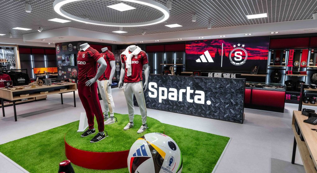 Sparta Praha otevřela první klubový fanshop na letišti v Praze