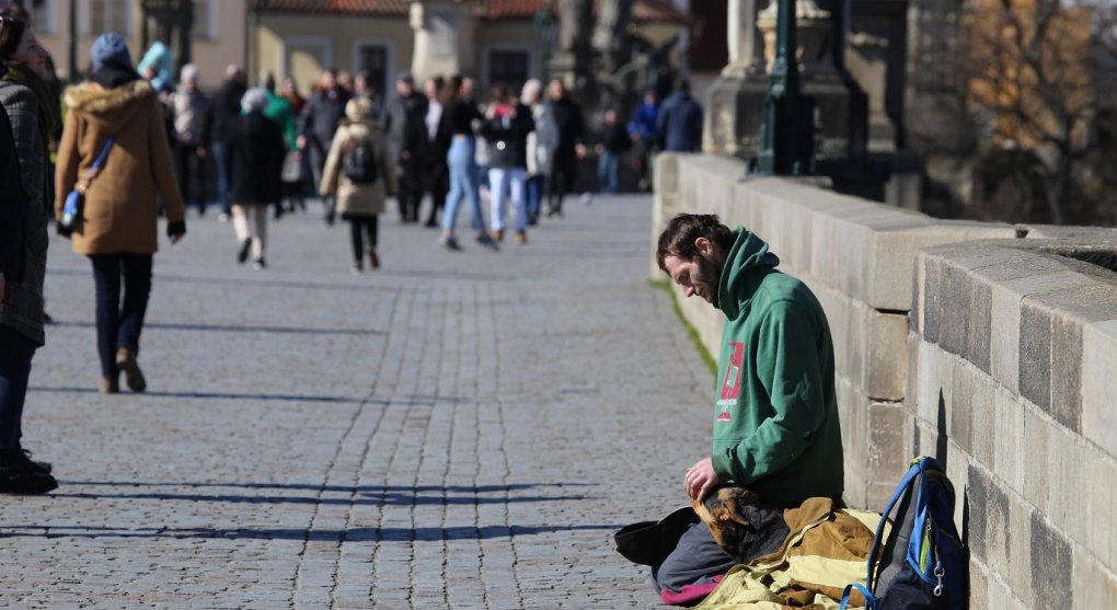 Paradox: Nezaměstnanost během koronakrize rostla, sociální dávky už méně