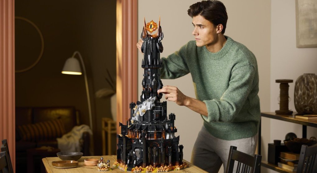 Pro fanoušky zla: LEGO přišlo s monumentální Sauronovou věží z Pána prstenů. Má metr na výšku, Froda i Gluma