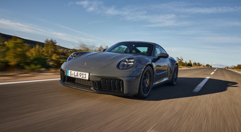 Porsche odhalilo svou první ikonickou 911 v hybridu. Odpich má ještě větší než předchozí model
