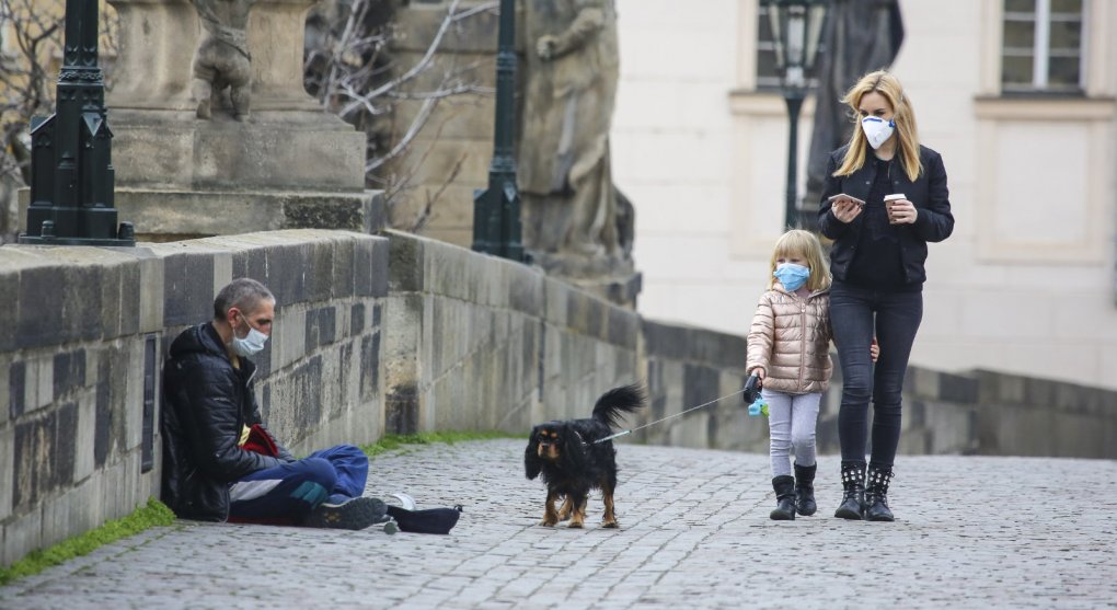 Přituhuje. Lidé přestávají splácet úvěry