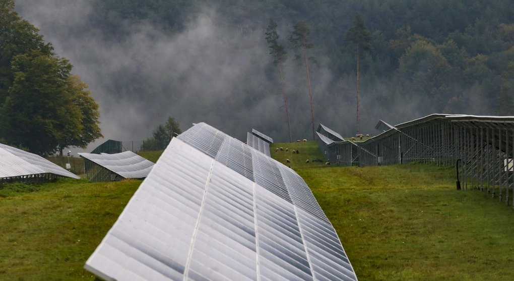 Kam s tím panelem. Výstavbu nových solárů provázejí komplikace