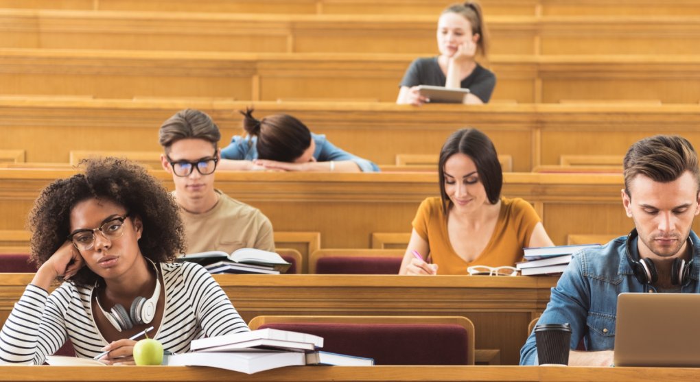 My si tě přezkoušíme. Zahraniční studenti naráží v Česku na překážky