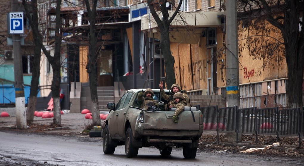 Ukrajinci si u Bachmutu stěžují na velení. Nemají podporu ani munici