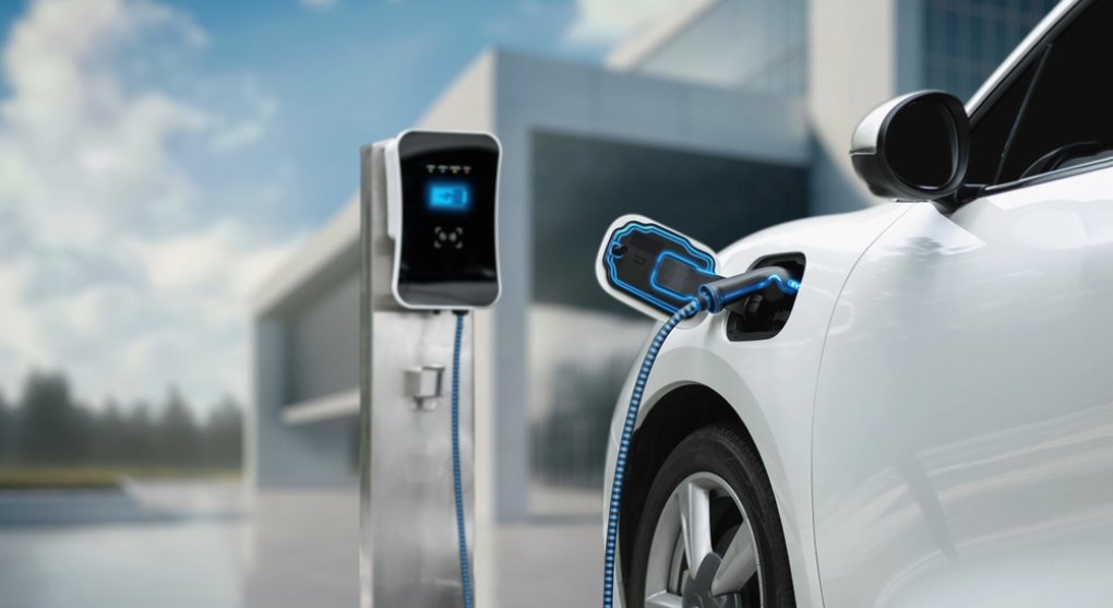 V Česku loni vyrostly stovky nových dobíjecích stanic pro elektromobily