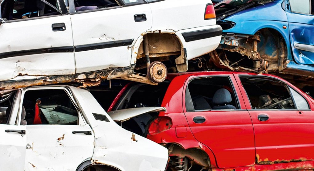 Češi jezdí starými auty. Elektromobilita to může zhoršit