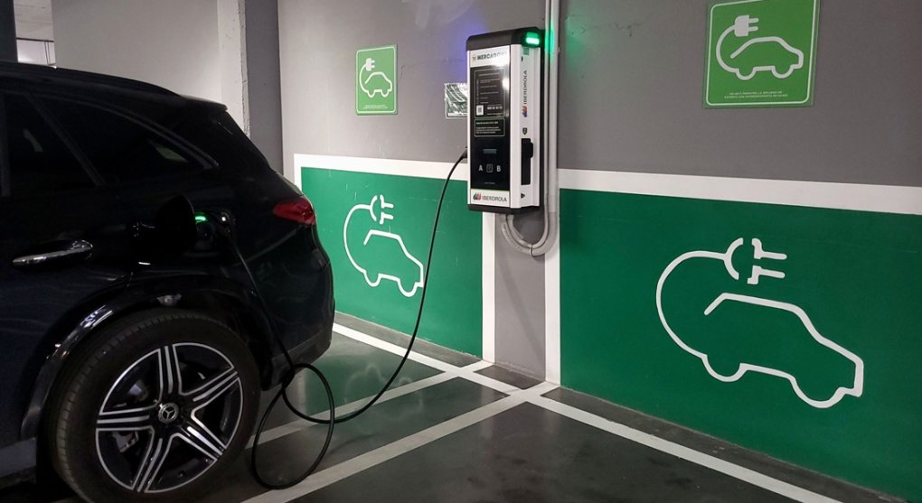 Jak jeden požár garáže v Koreji ovlivní elektromobilitu: přísnější předpisy, pokles poptávky