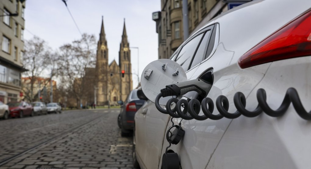 Kličkovaná před pokutami. Regulace tlačí automobilky k elektřině