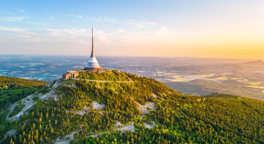 Liberecký kraj jedná o možné koupi horského hotelu a vysílače Ještěd