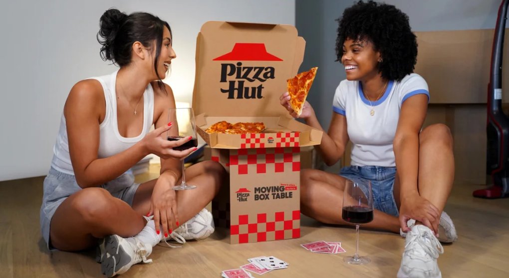 Pizza Hut uvádí v USA krabici na pizzu, která pomůže při stěhování