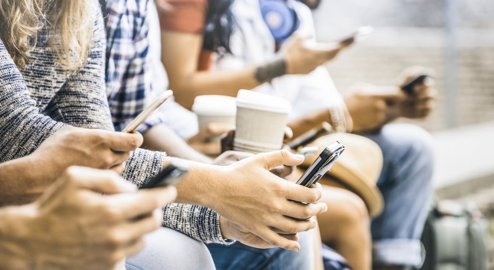 Náctiletí stráví na mobilu přes čtyři hodiny denně. Vedou u nich „socky“