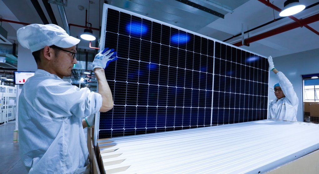 Čínští výrobci solárních panelů krachují. Peking to přehnal s dotacemi