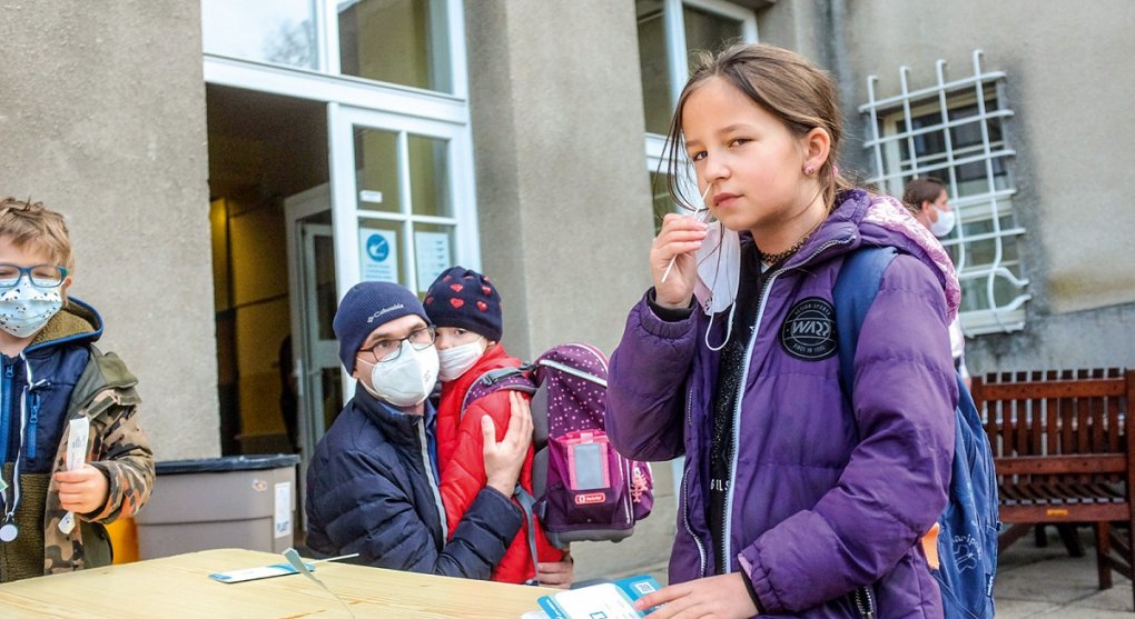 Covidové stopky tikají. Stát rychle hledá novou firmu pro testy do škol