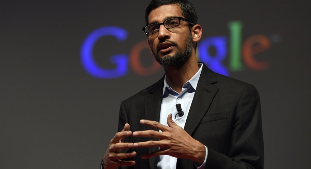 Šéf Googlu Sundar Pichai má na kahánku. Zatopil mu černý papež