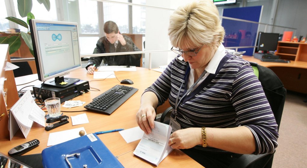 Státní zaměstnanci za čtvrt bilionu. Platy jim příští rok znovu stoupnou