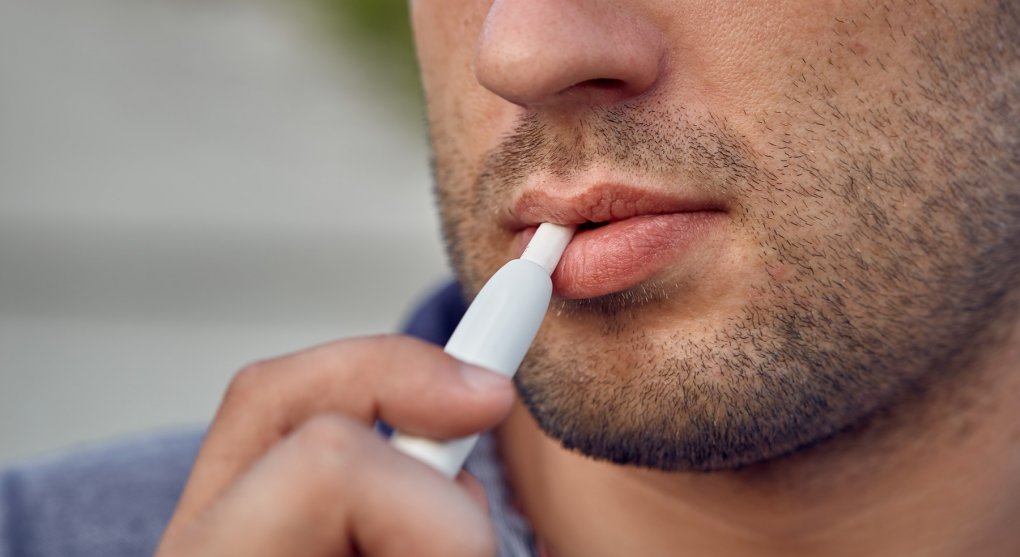 Kouření bez kouře. „Zdravě“ inhaluje tabák na půl milionu Čechů