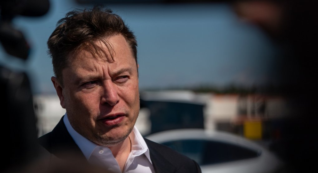 Musk v průšvihu. Kvůli Twitteru zanedbává Teslu a ta zažívá prudký pád