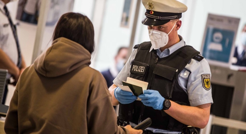 Návrat k normálu, nebo diskriminace? Evropa řeší očkovací pas