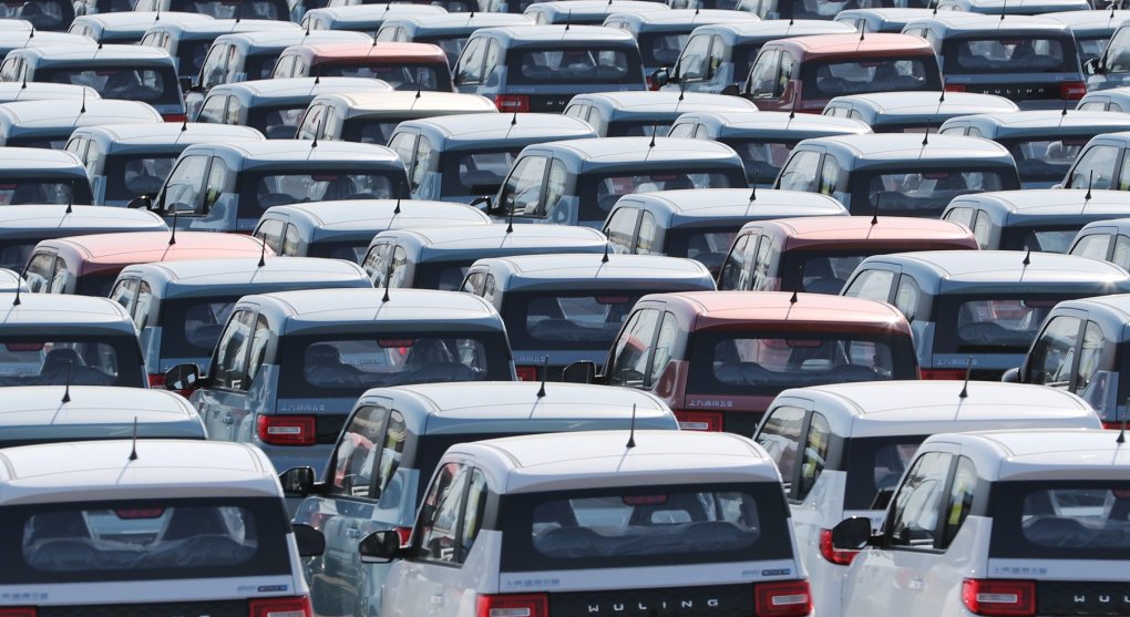 Hřbitovy elektromobilů. V Číně po zrušení dotací rezavějí tisíce nechtěných aut