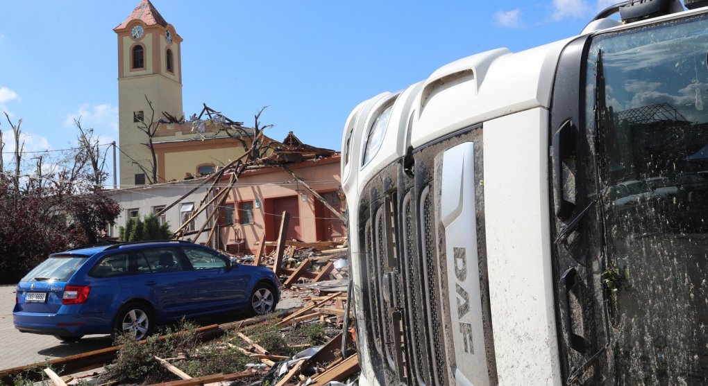 Vyhledat úkryt, schoulit se do klubíčka. Experti radí, jak se chovat při tornádu