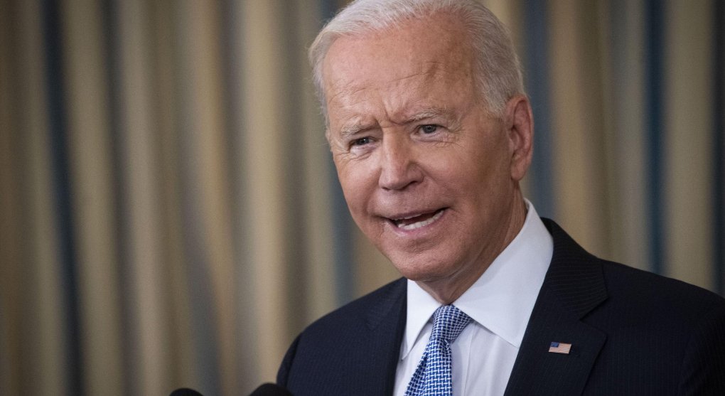 Biden chce snížit dluh amerických studentů. Je to krok správným směrem?