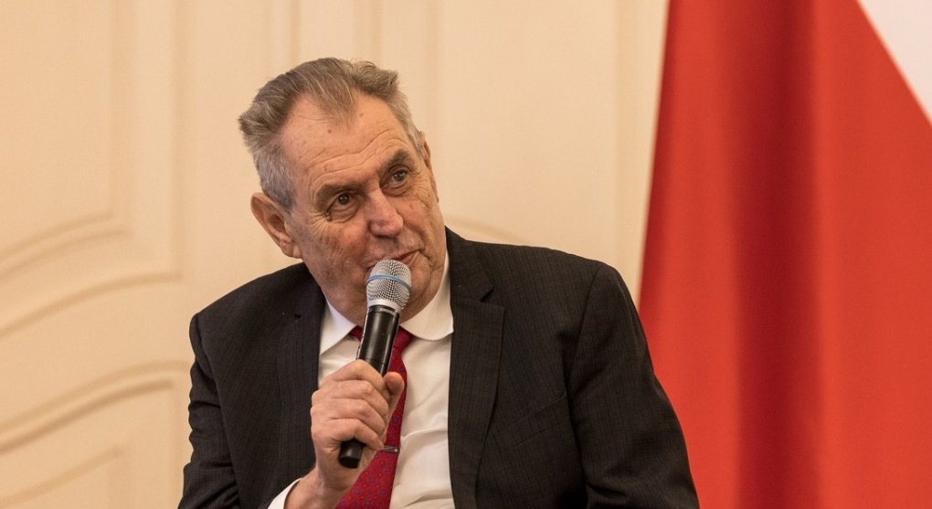 Zeman mluví o zakomplexovaných nulách, na sebe má ale jiný metr