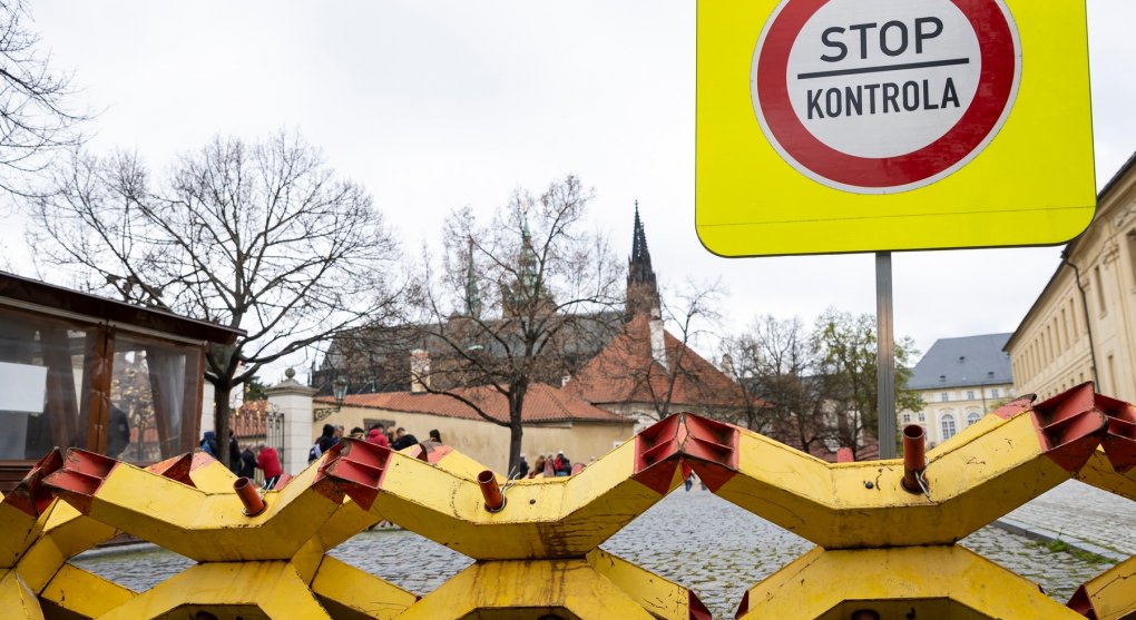 Zemanovy ostudné kontroly na Hradě jsou konečně pryč. Padl symbol jeho prezidentství