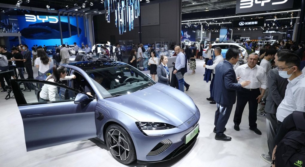 Soumrak evropských automobilek. Proč čínské elektromobily válcují konkurenci na celé čáře?