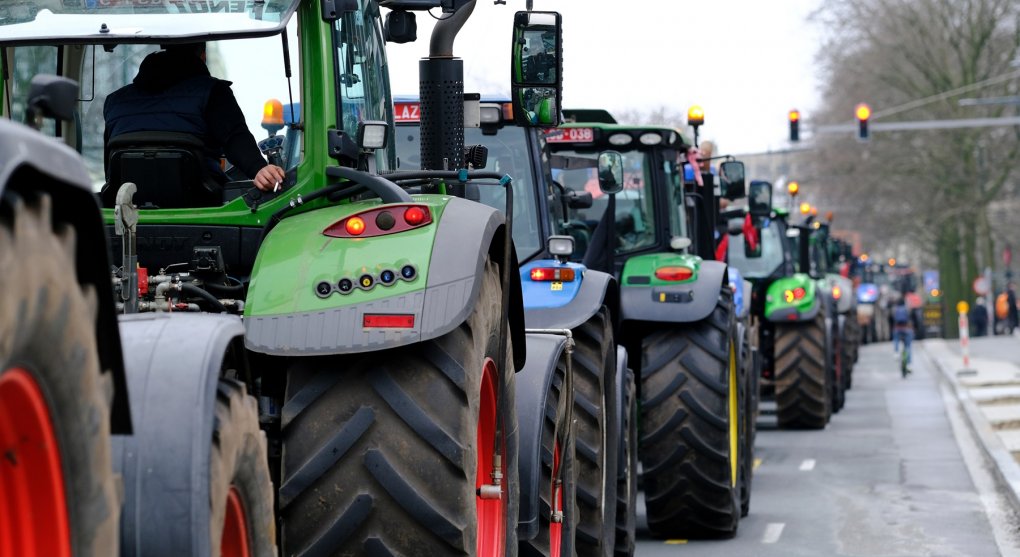 Proč chtějí farmáři „vyhladovět“ Paříž a Brusel? Bojí se laciného hovězího z Kanady a jablek z Chile