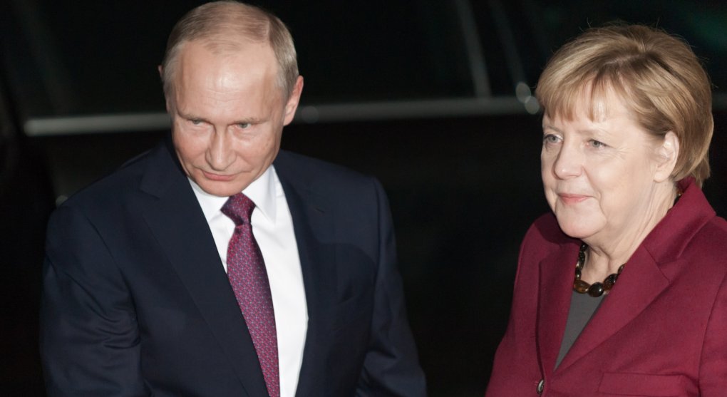 Putinovi kancléři. Merkelová pokračuje ve stopách Schrödera