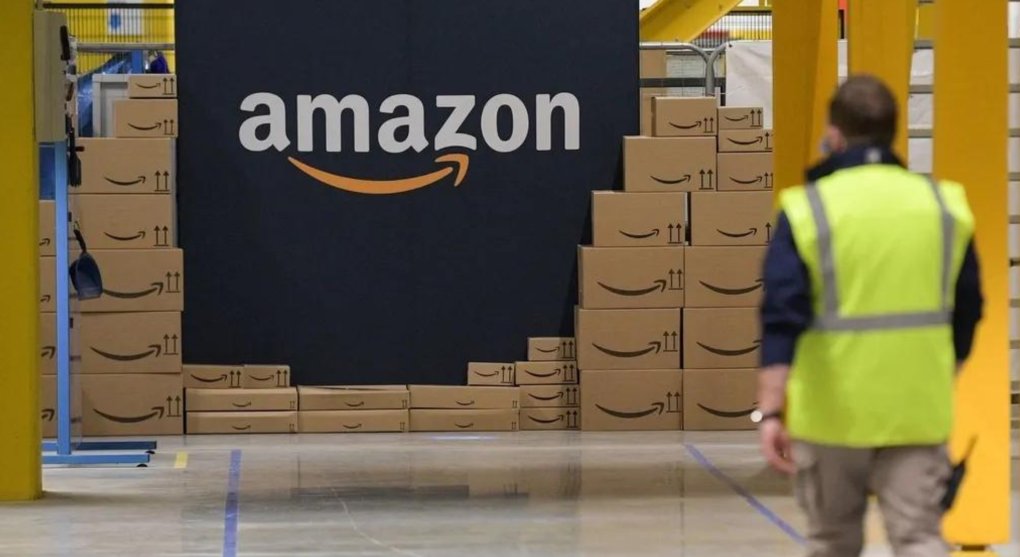 Amazon investuje do zaměstnanců: vyšší mzdy a Prime zdarma