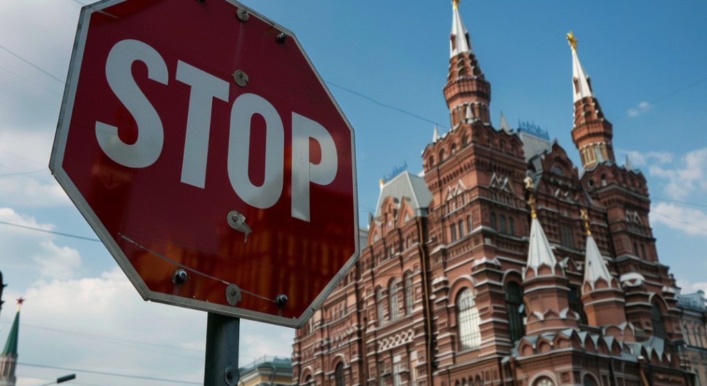 Moskva zastavila burzovní obchodování s devizami, převádět peníze z Ruska bude obtížnější