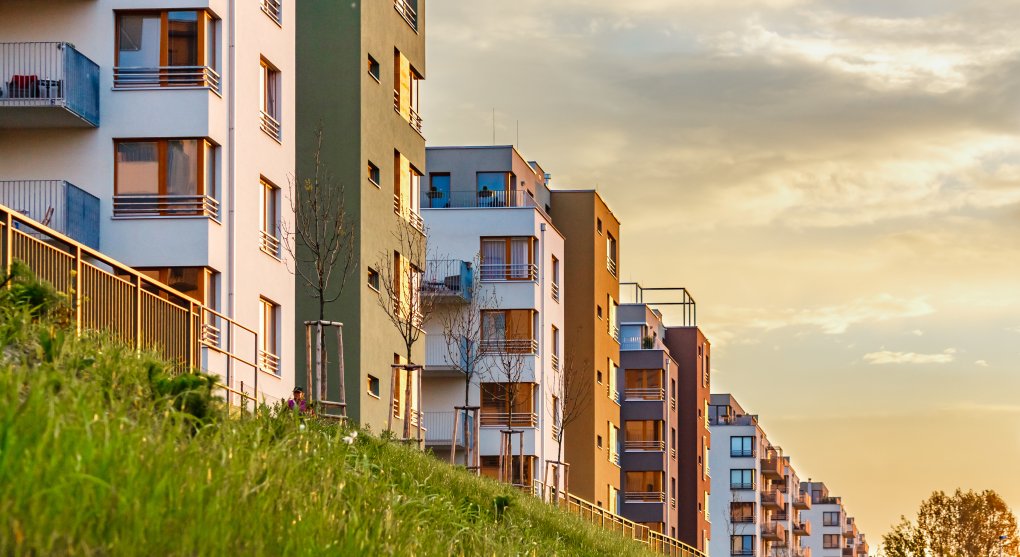 Hypoteční sazby v ČR klesají pomalu, banky zůstávají opatrné