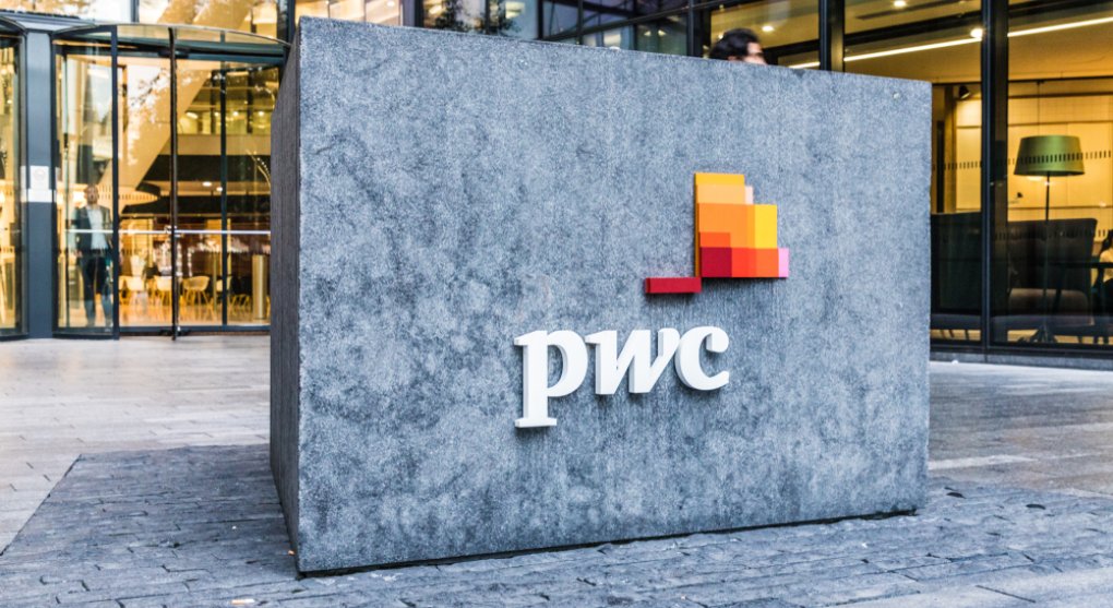 Zemětřesení v PwC: Reorganizace a kontrola docházky za méně peněz