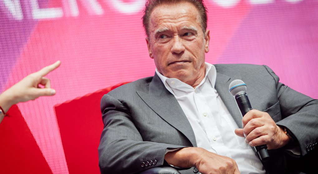 Proč Arnold Schwarzenegger platí Warner Bros za svůj filmový kostým 25 korun ročně?