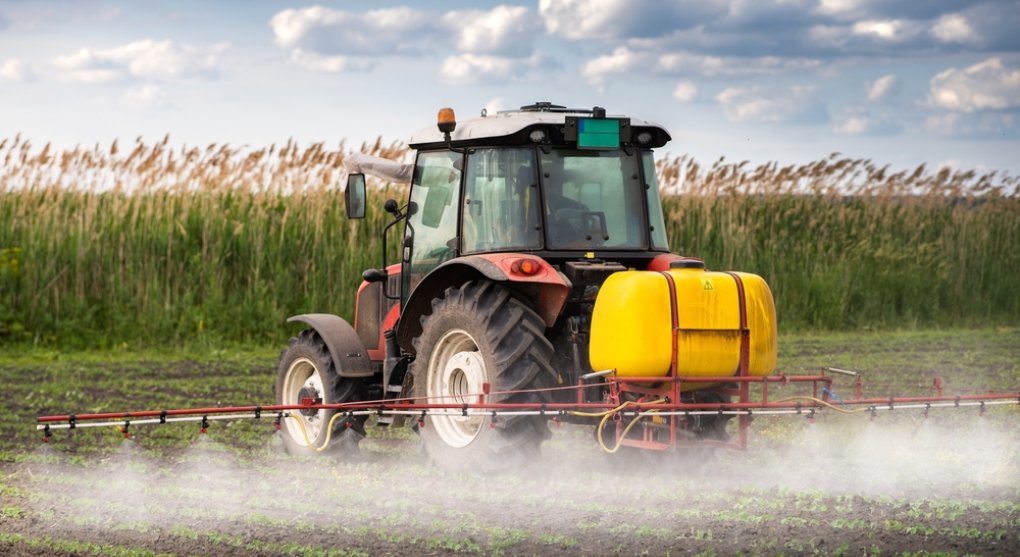 Spotřeba pesticidů v Česku opět klesla. Ubylo jedů proti hrabošům