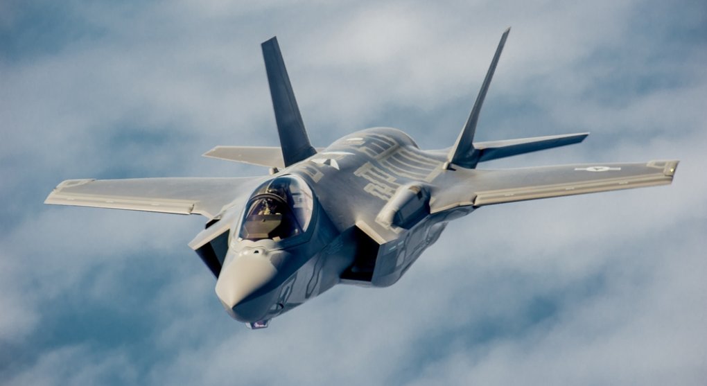 Ministryně Černochová a velvyslanec USA stvrdili podpisem nákup letounů F-35