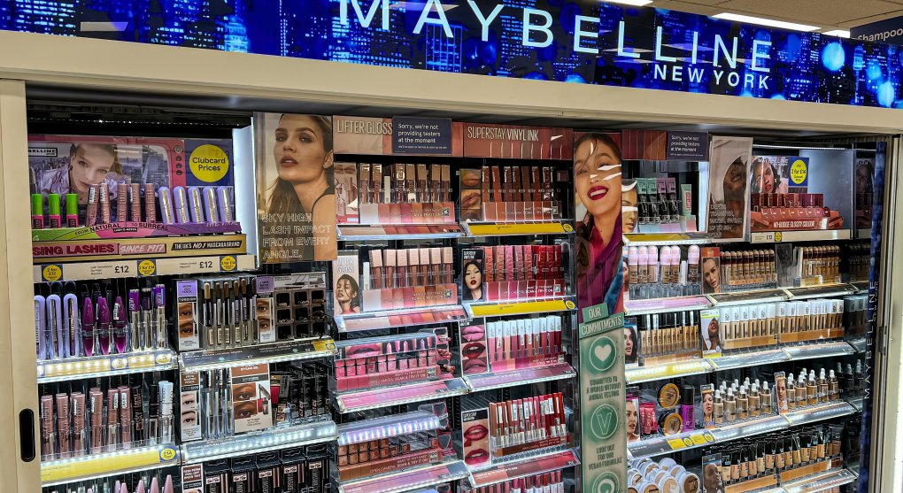 „Možná je to Maybelline“ - kosmetická značka oživuje legendární slogan z 90. let