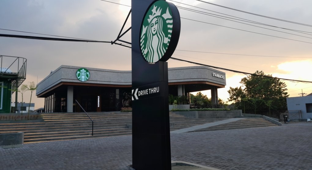 Padla poslední překážka pro nákup elektroauta? Mercedes bude stavět nabíječky u kaváren Starbucks