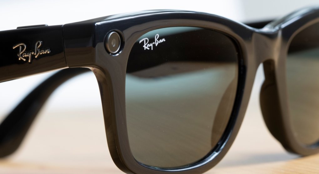 Zuckerbergova Meta chce koupit podíl ve výrobci brýlí Ray-Ban