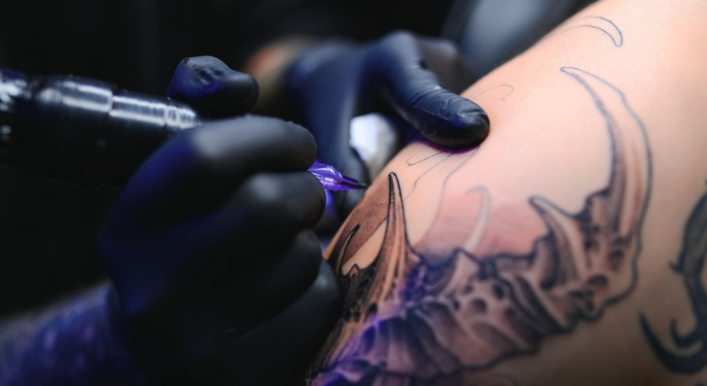 Tetování může zvyšovat riziko vzniku lymfomu, zjistili švédští vědci
