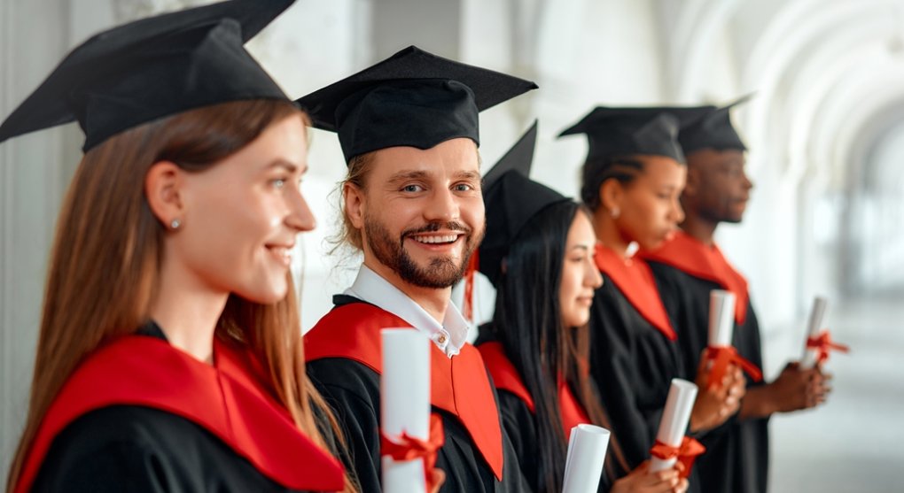 Lepší bakalář genderových studií než nic. Proč firmy stále vyžadují vysokou školu, i když to nedává smysl?