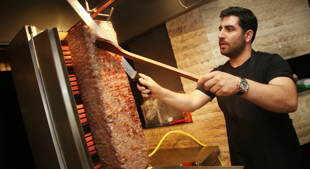 Přejmenuje se kebab? Češi nevědí, jak chutná tradiční döner, zlobí se Turci