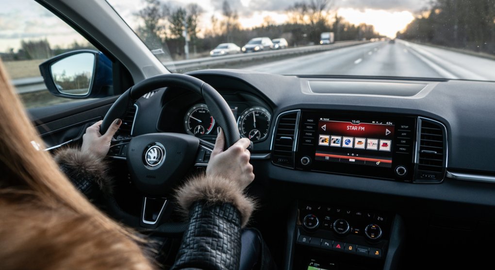 Předjeďte frontu u kasy. Škoda v Česku spouští placení za palivo přímo z infotainmentu auta